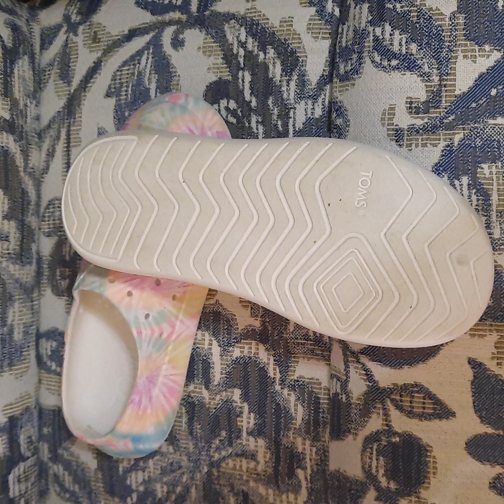 Toms - Picture 3 of 3